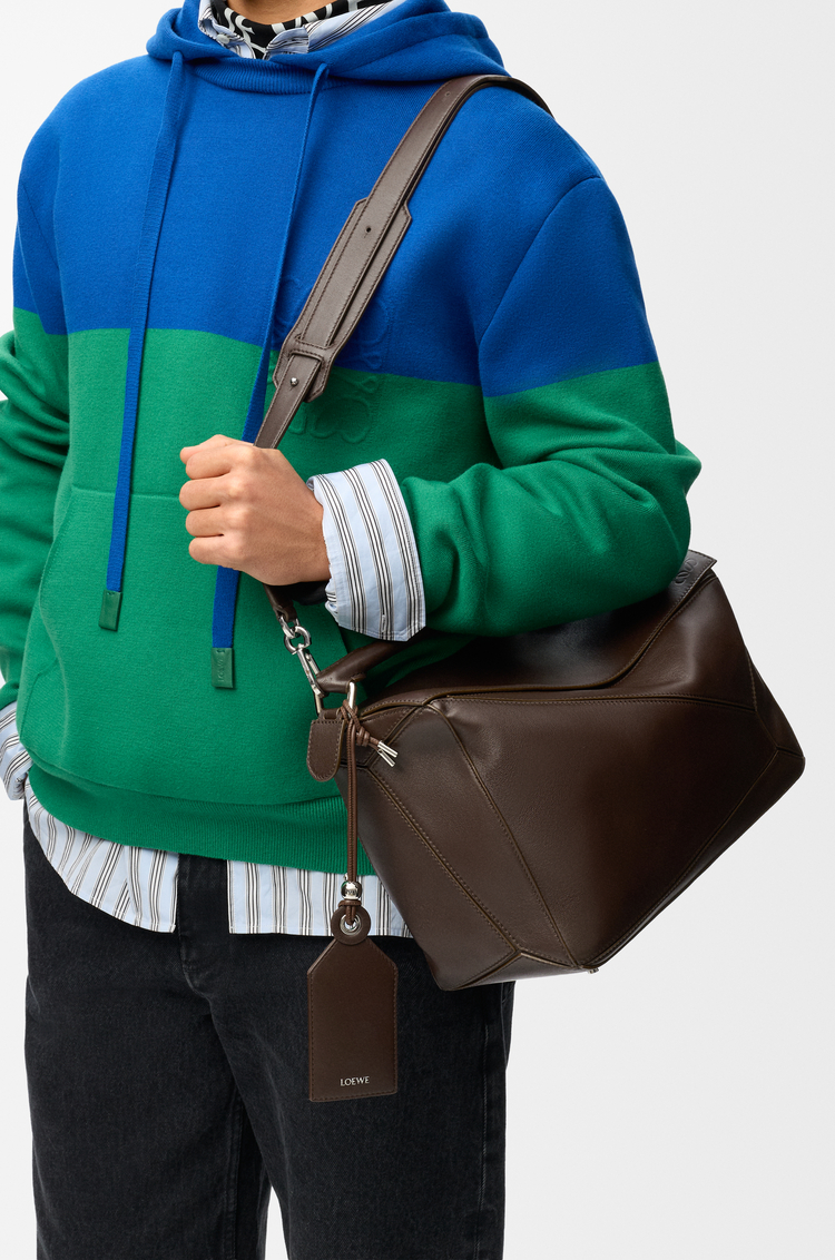 LOEWE Bolso Featherlight Puzzle grande en piel napa de cordero Brownie Oscuro