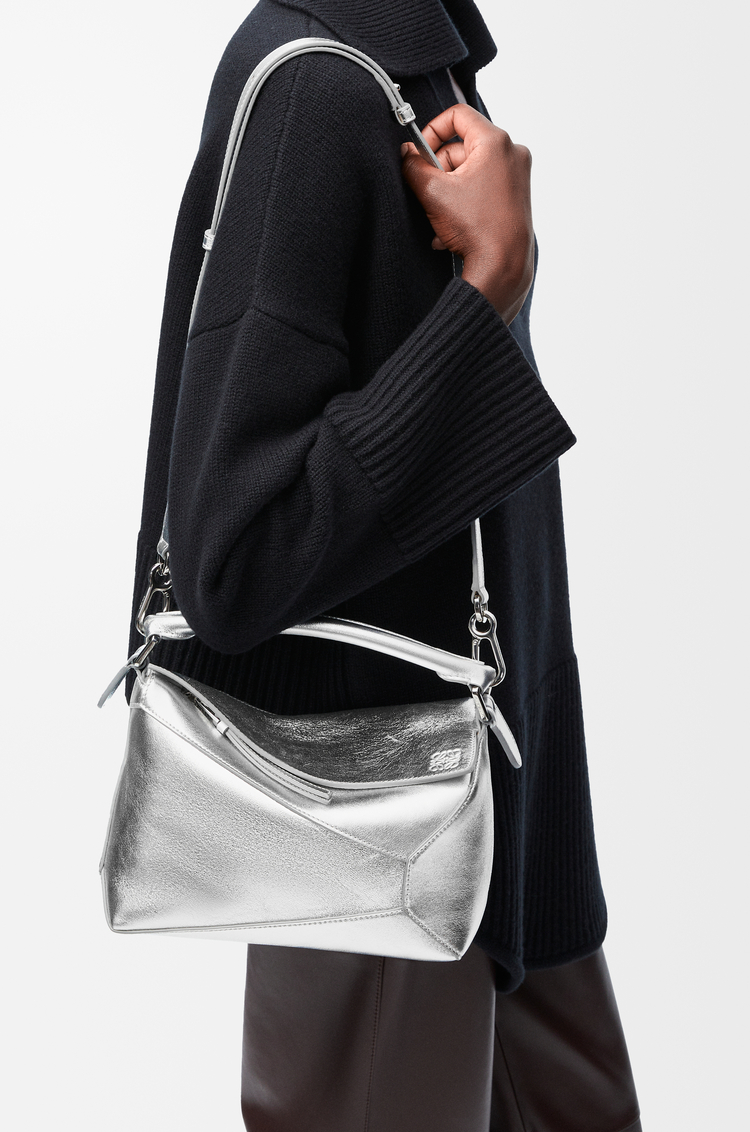 LOEWE Bolso Puzzle pequeño en piel de cordero laminada Plata