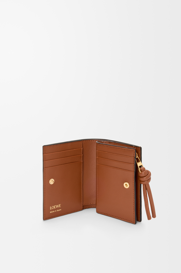 LOEWE Portafoglio compatto Knot in nappa di vitello lucida Nero / Scoiattolo