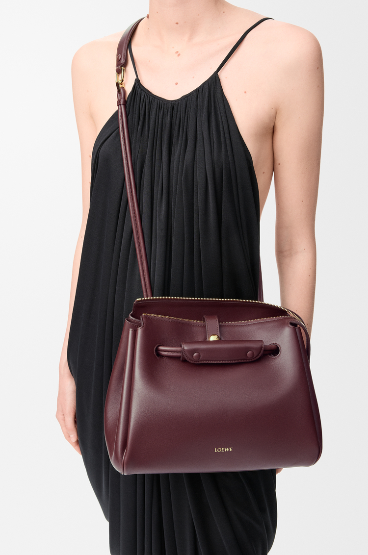 LOEWE Bolso Madrid mediano en piel de ternera flexible Burdeos Oscuro