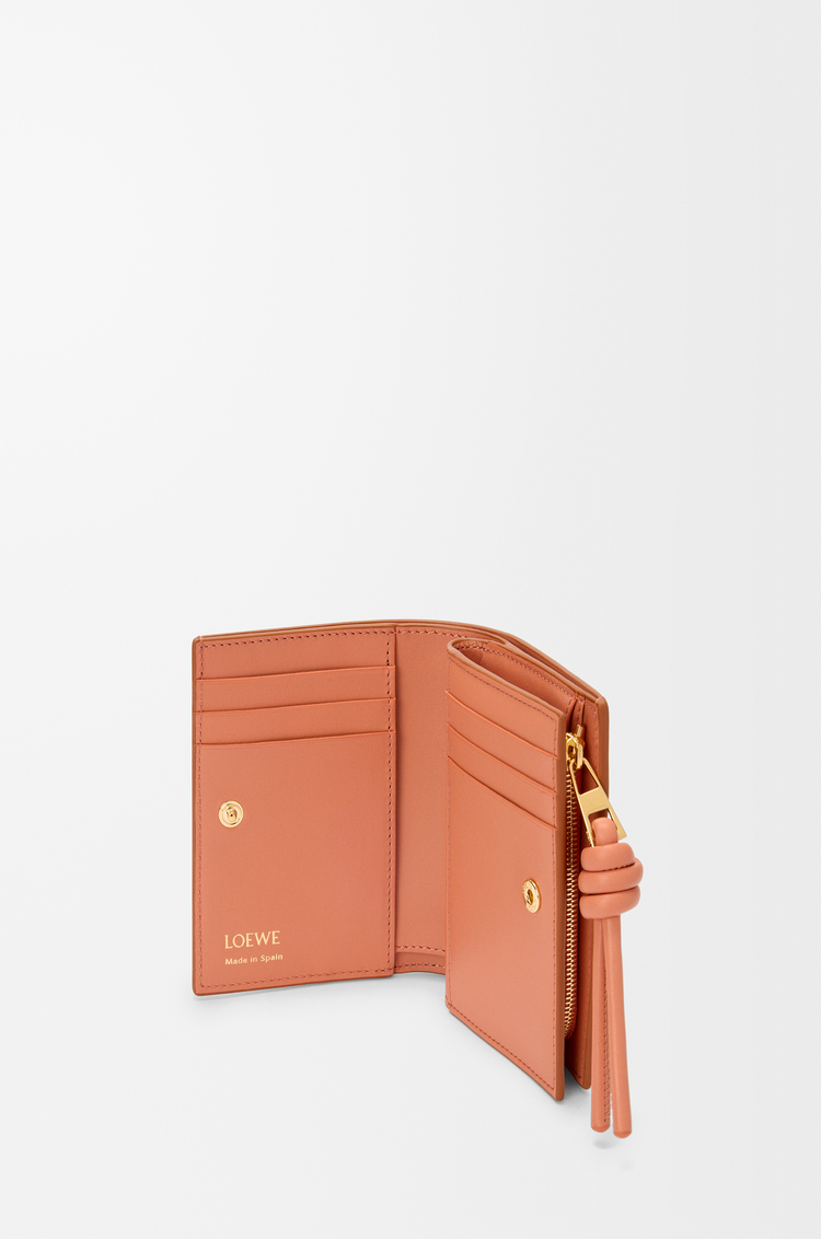 LOEWE Portafoglio compatto Knot in nappa di vitello lucida Tan/Papaia