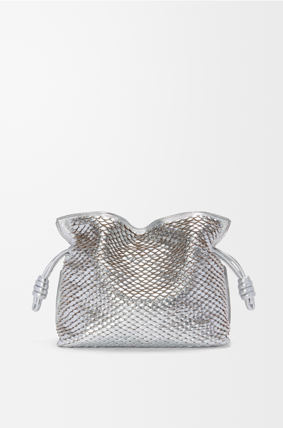 LOEWE Bolso Flamenco Clutch mediano en piel de cordero laminada Plata
