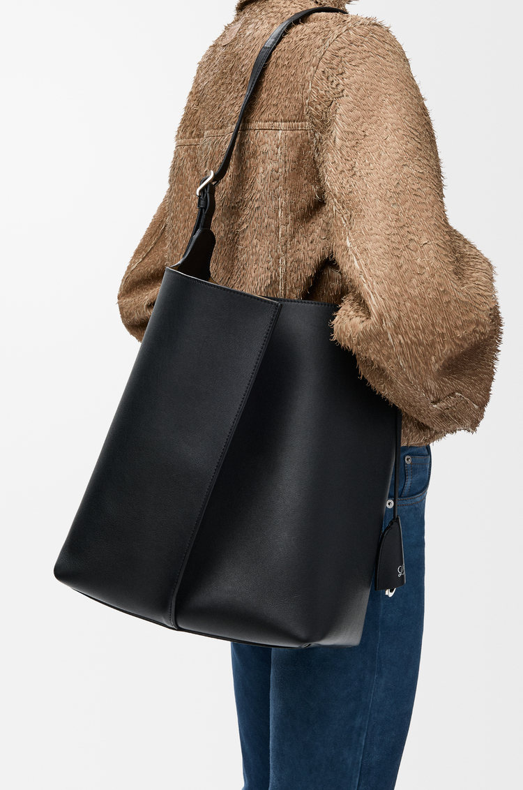 LOEWE 大号光滑牛皮革 Bilbao 水桶手袋 黑色
