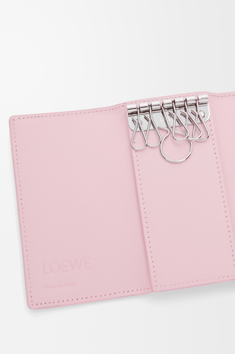 LOEWE Llavero Anagram en piel de ternera graneada Rosado