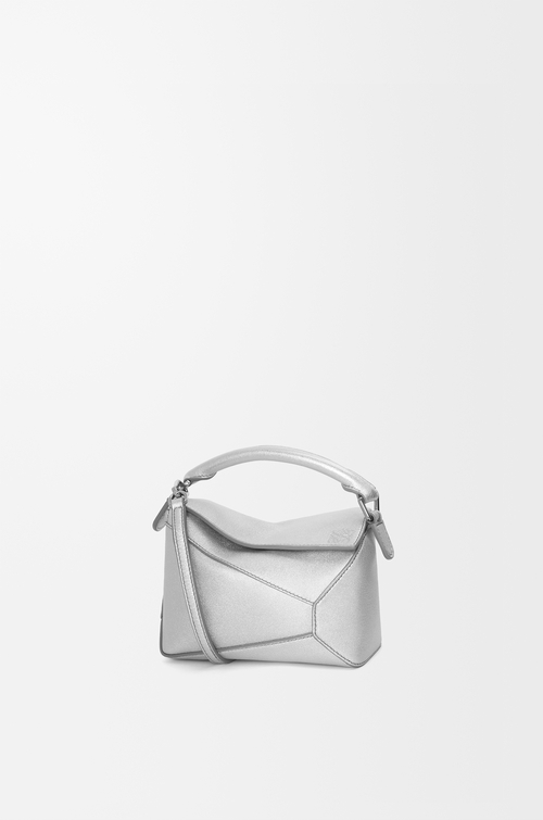 LOEWE Mini Puzzle Edge Tasche aus laminiertem Lammleder Silber