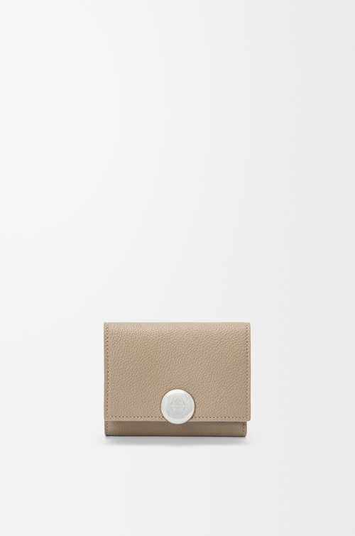 LOEWE Portafoglio trifold Pebble in pelle di vitello martellata Argilla