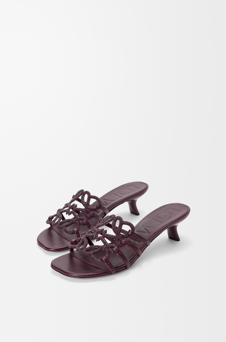 LOEWE Petal Anagram Pantolette aus mit Strasssteinen verziertem Wildleder Dunkles Burgunderrot