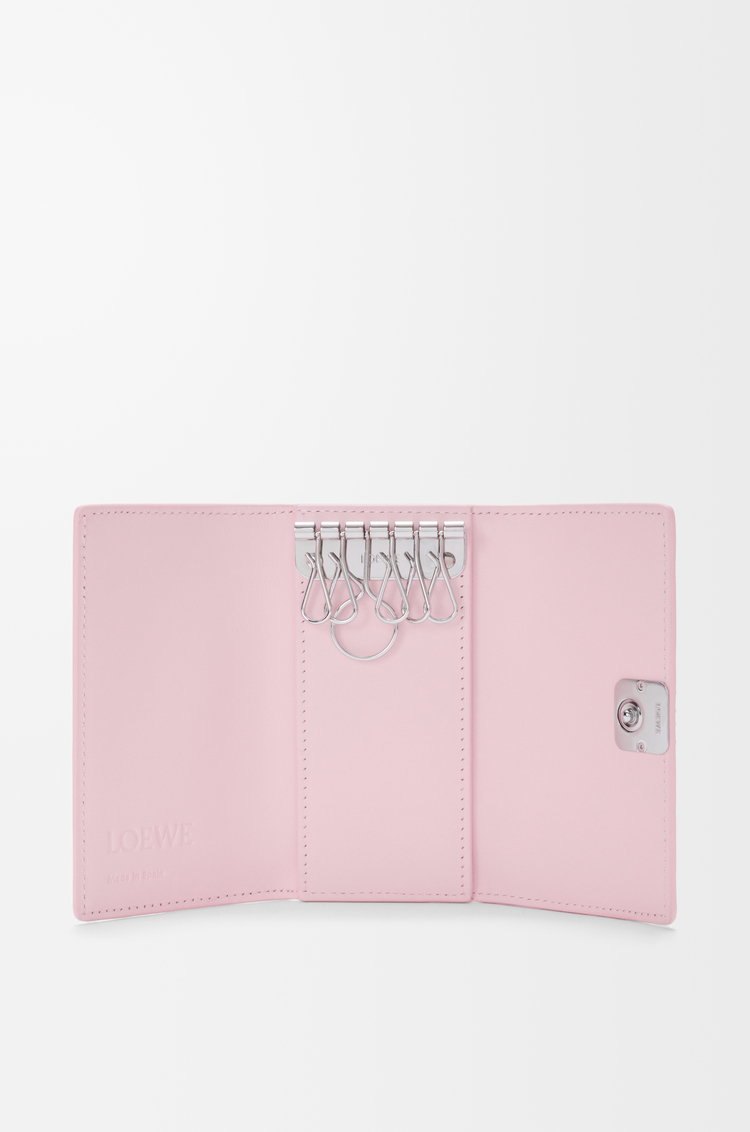 LOEWE Llavero Anagram en piel de ternera graneada Rosado