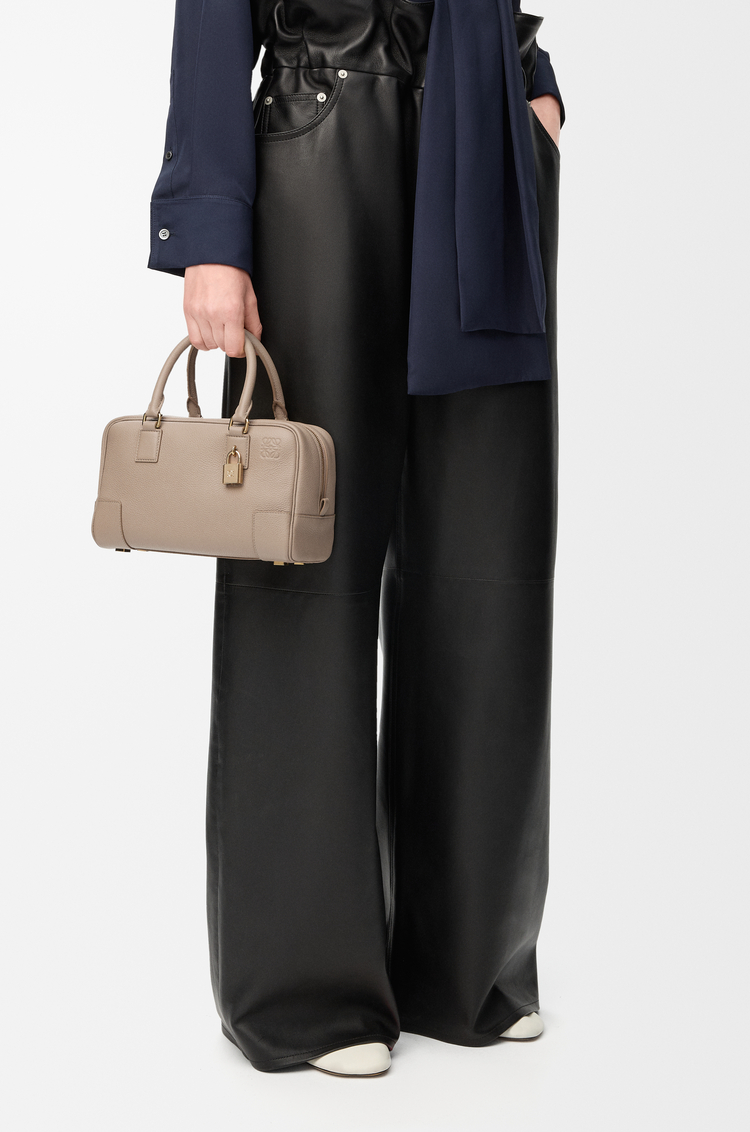 LOEWE Sac Amazona 23 en cuir de veau grainé souple Sable