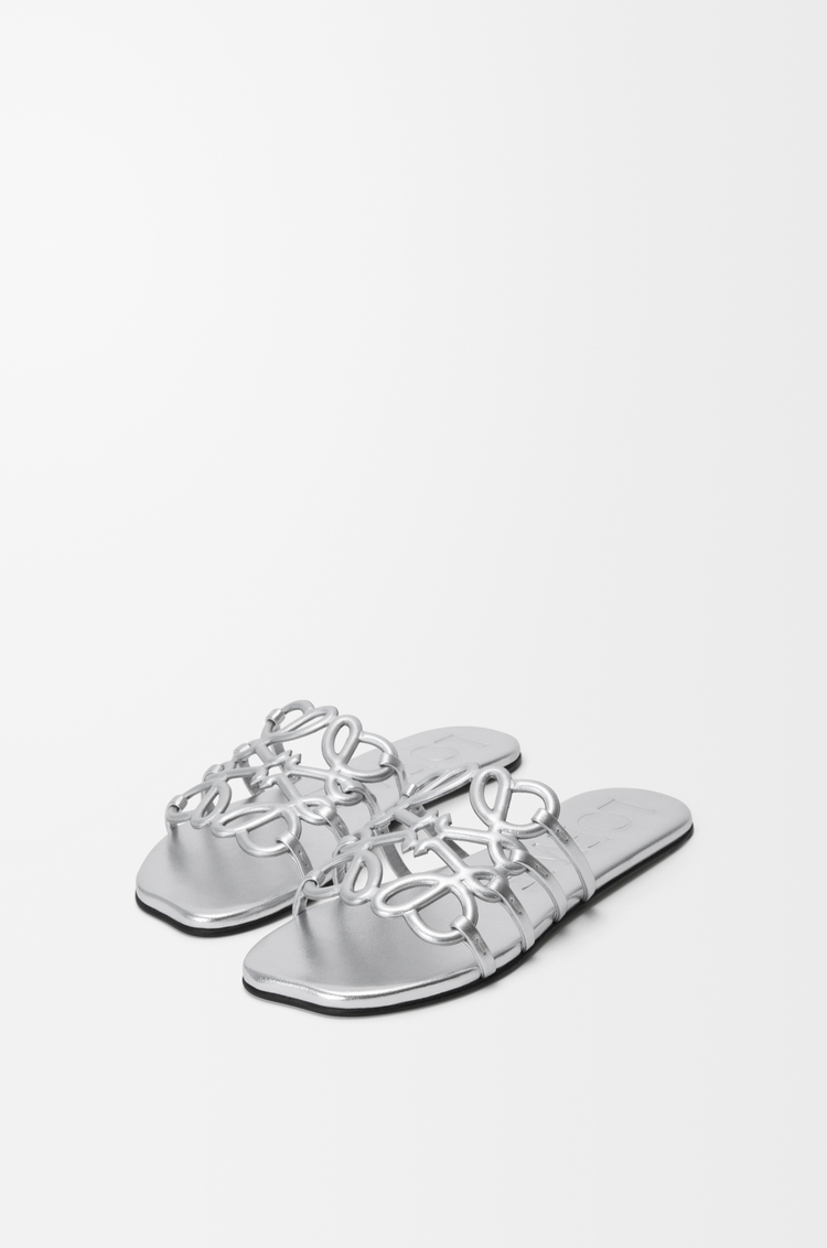 LOEWE Slide Anagram Petal in pelle di agnello laminata Argento