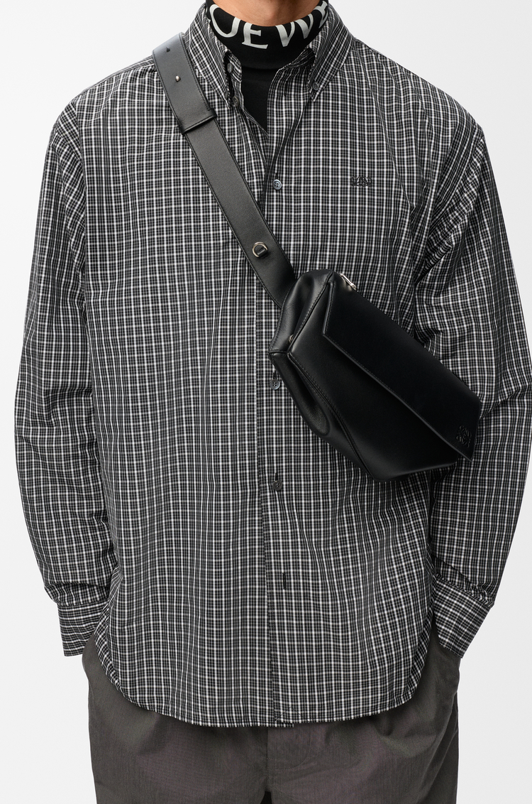 LOEWE Slingbag Featherlight Puzzle in nappa di agnello Nero