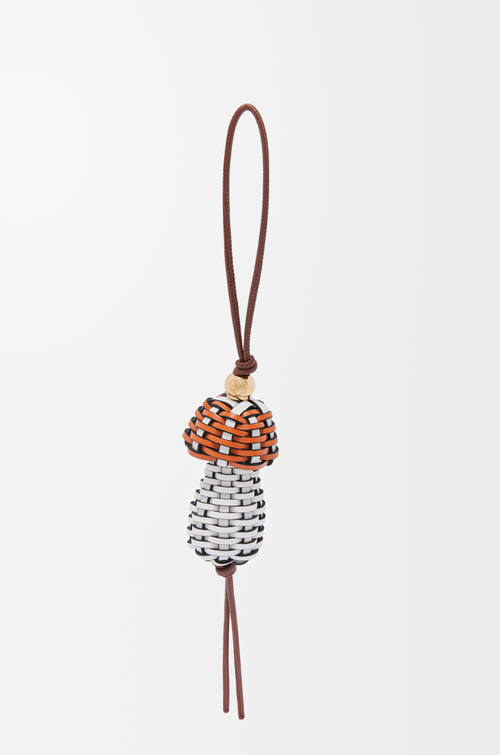 LOEWE Mushroom Anhänger aus klassischem Kalbsleder Ahorn/Sanftes Weiß