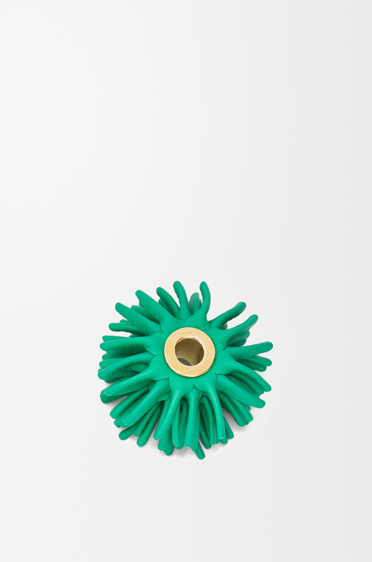 LOEWE Petit charm fleur en cuir de veau Vert Jungle