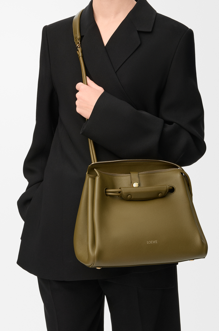LOEWE Sac Madrid moyen en cuir de veau souple Olive
