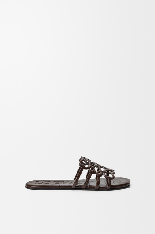LOEWE Sandalia Petal Anagram en piel de ternera con grabado de cocodrilo Marrón Oscuro