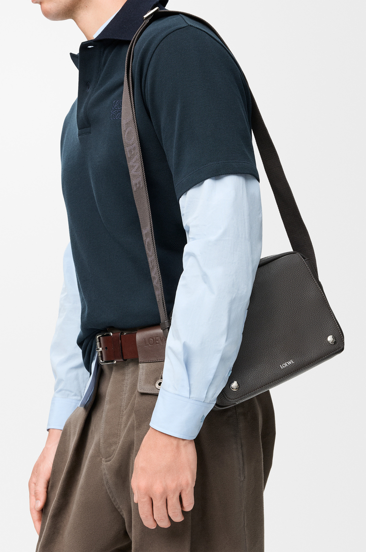 LOEWE ペブル メッセンジャーバッグ ミディアム（サプルグレインカーフ） ダークグレー