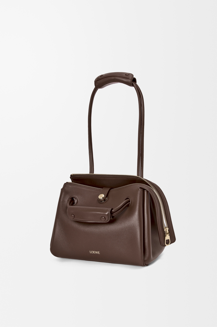 LOEWE Bolso Madrid pequeño en piel de ternera flexible Brownie Oscuro