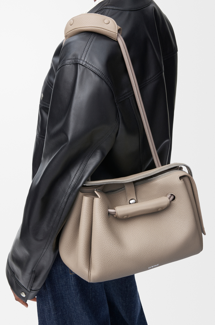 LOEWE Bolso Madrid mediano en piel de ternera graneada flexible Arcilla