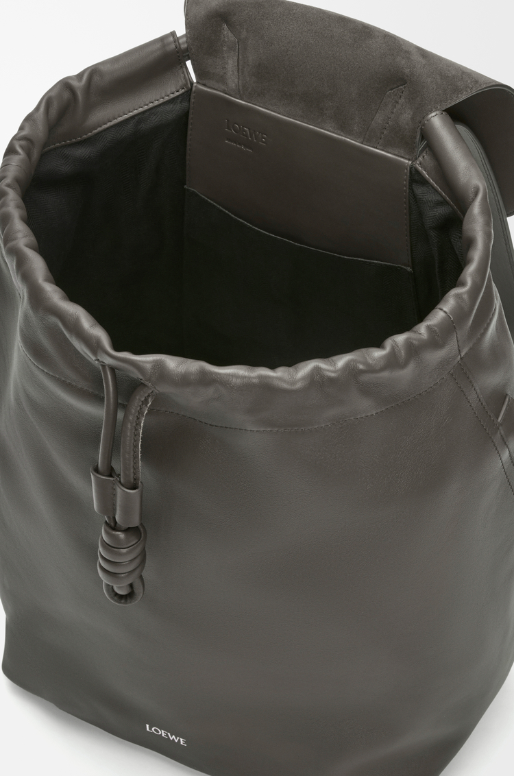 LOEWE フラメンコ バックパック（シャイニーサプルカーフ） ダークグレー