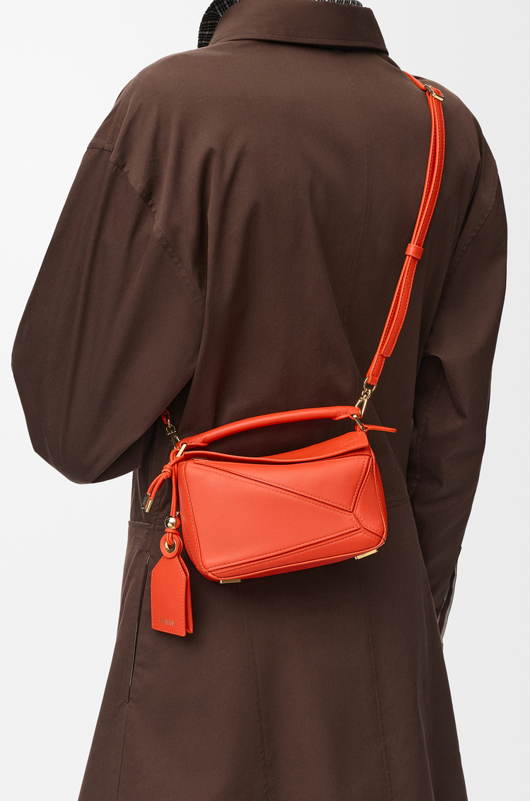 LOEWE Bolso Featherlight Puzzle mini en piel napa de cordero Azafrán Oscuro