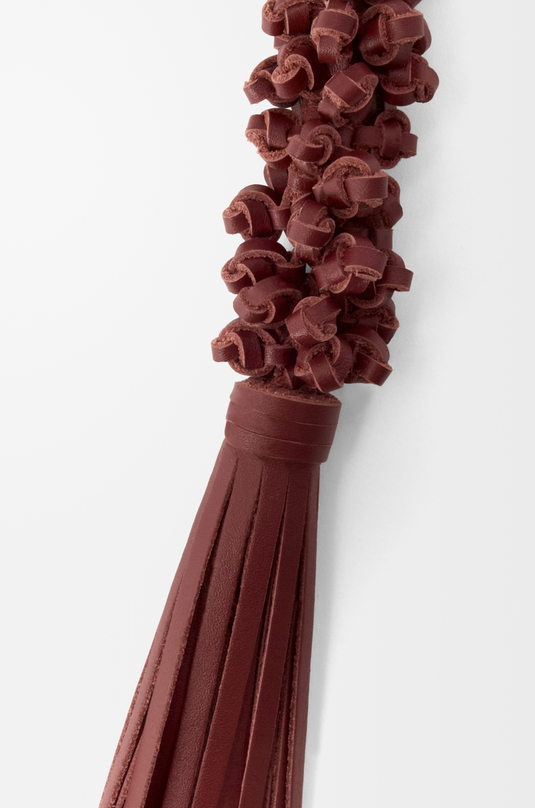 LOEWE Charm con nudo trenzado en piel de ternera Caoba