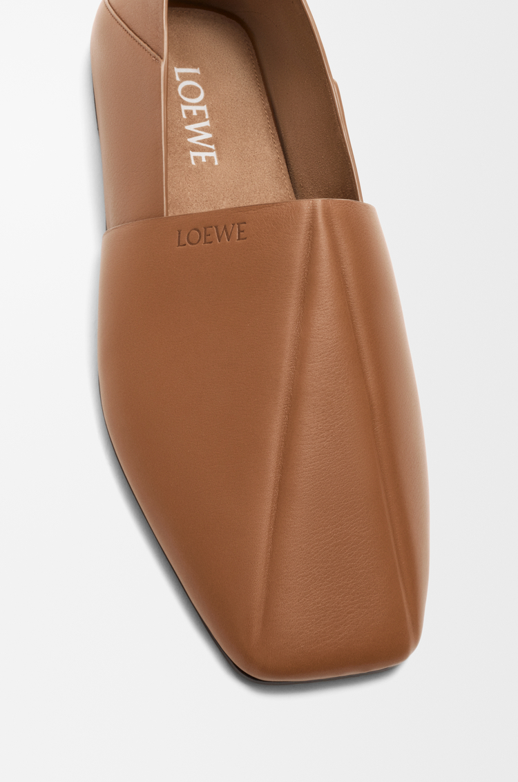 LOEWE Slipper Origami en piel de ternera suave Moca