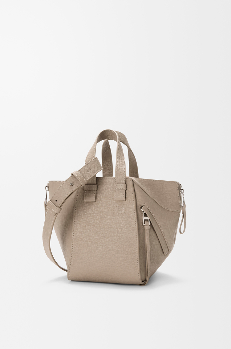LOEWE Kompakte Hammock Tasche aus weichem, genarbtem Kalbsleder Ton