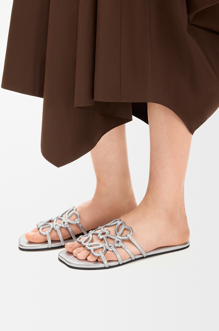 LOEWE Slide Anagram Petal in pelle di agnello laminata Argento