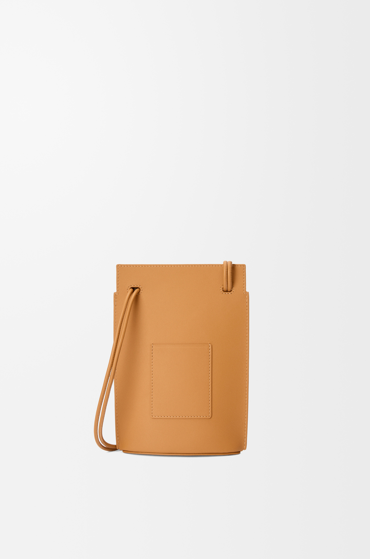 LOEWE Bolso Pebble Dice en piel de ternera clásica Desierto Cálido
