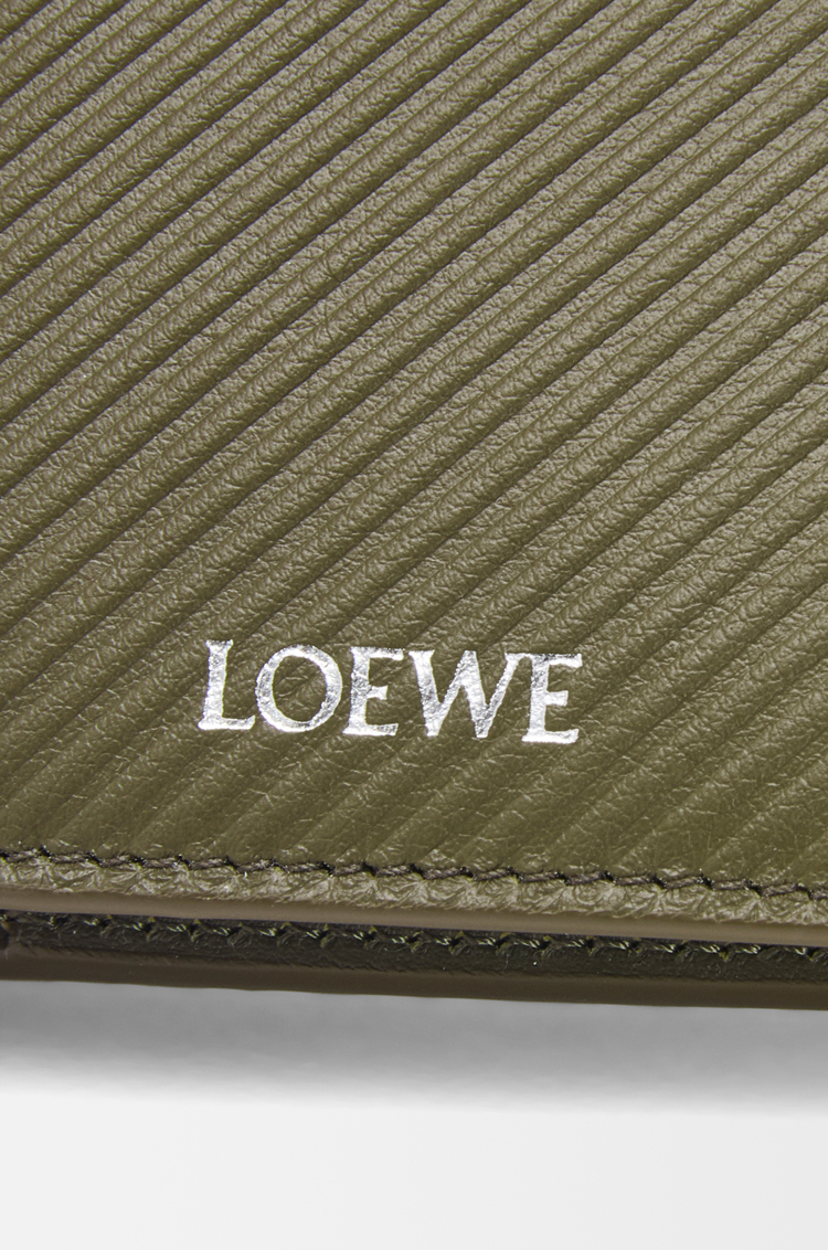 LOEWE Cartera compacta fina en piel de ternera clásica texturizada Verde Caqui Oscuro