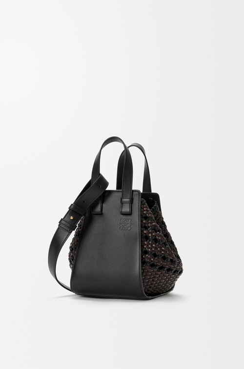 LOEWE Borsa Hammock compatta in vitello liscio e nappa intrecciata Nero/Marrone